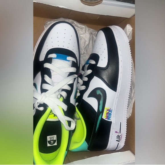 AIR FORCE 1 LV8 (GS) - Picture 1 of 5